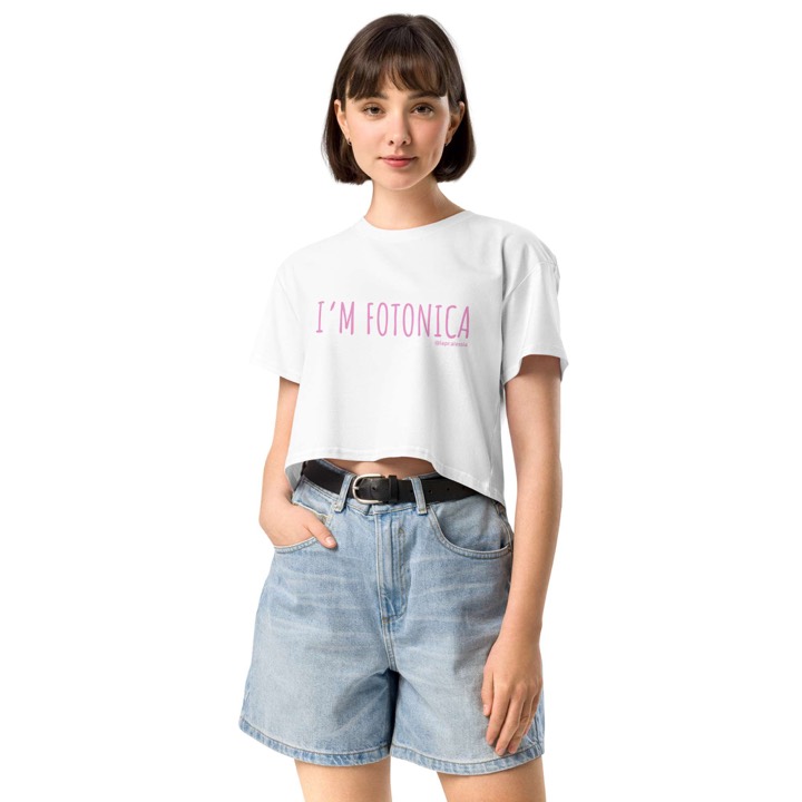Crop top bianco con la scritta I'M FOTONICA